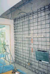 耐震補強の改修事例 鉄筋コンクリート耐震壁を増設 改修中 改修後 建物の概要 建物用途 学校 構造 鉄骨鉄筋コンクリート造 規模 地下１階 地上４階 延床面積 ４ ３１３ ７ 竣工年 １９７９年 改修の概要 改修の背景 現行の耐震設計基準に適合